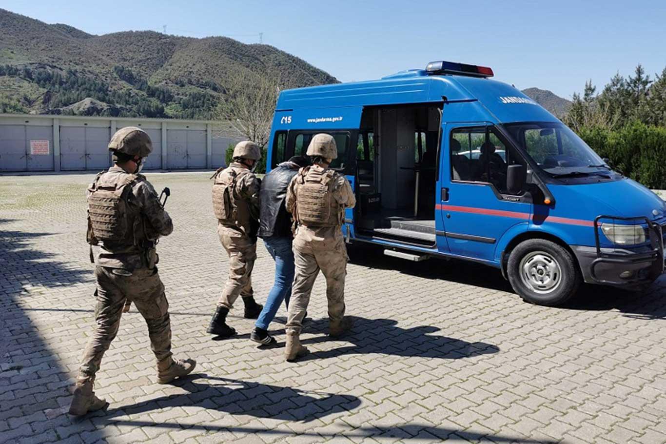 Siirt'te kasten adam yaralama suçundan aranan şahıs yakalandı Siirt'te kasten adam yaralama suçundan aranan şahıs yakalandı